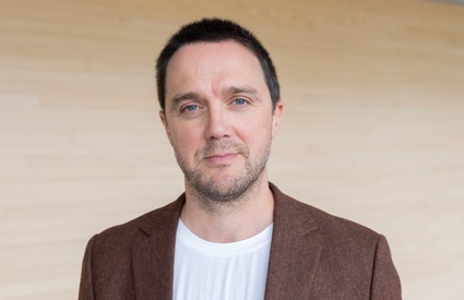 Image de l'article Vincent-Guillaume Otis pose pour une rare fois avec sa conjointe connue sur un tapis rouge