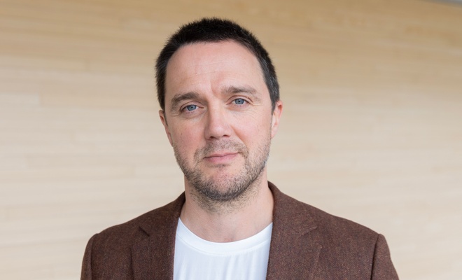 Image de l'article Vincent-Guillaume Otis pose pour une rare fois avec sa conjointe connue sur un tapis rouge