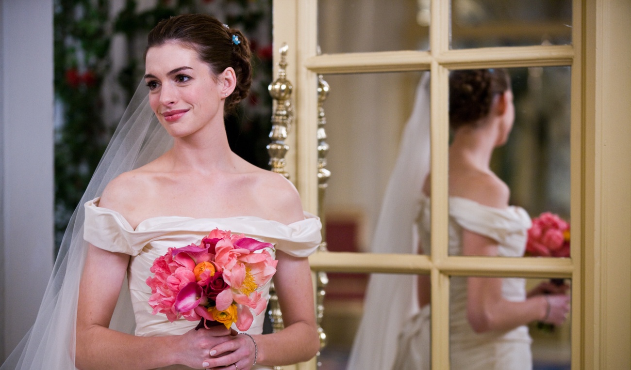 Un paparazzi force Anne Hathaway à dévoiler son bedon de femme enceinte