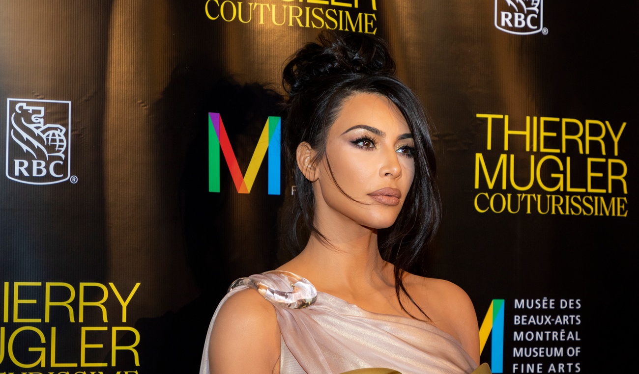 Kim Kardashian ne passe pas inaperçue à Montréal dans une robe extravagante
