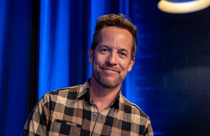 Image de l'article Patrick Benoît pose avec son garçon sur un tapis rouge