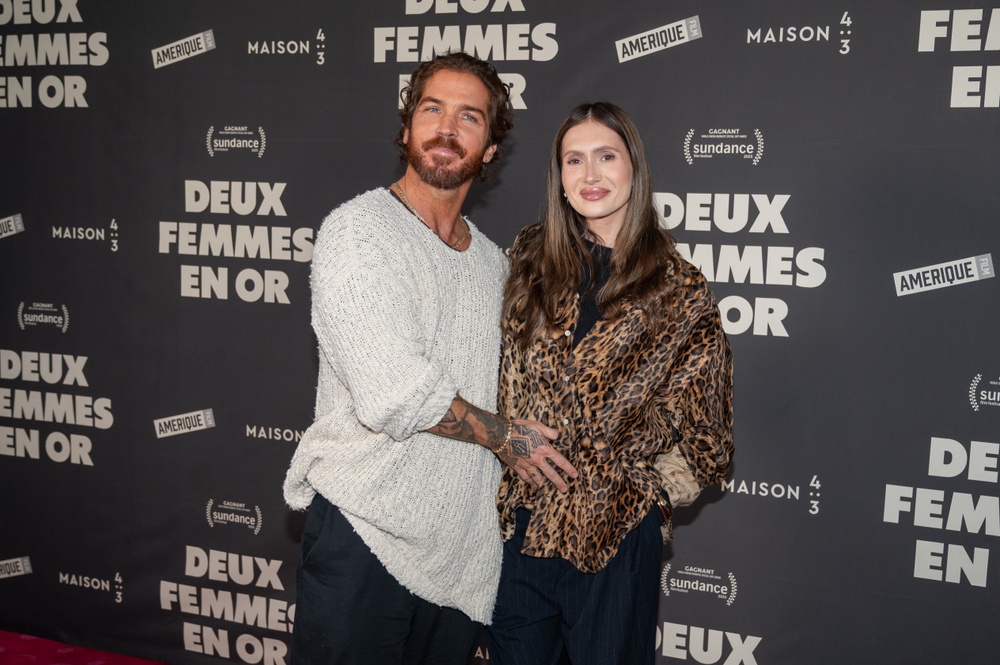 Tapis rouge de Deux femmes en or