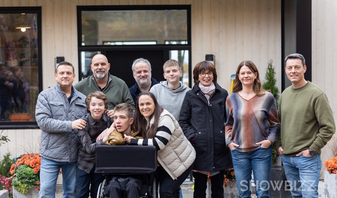 Image de l'article Vidéo : Esprit de famille sur le plateau de tournage de la 2e saison d' «À propos d'Antoine »