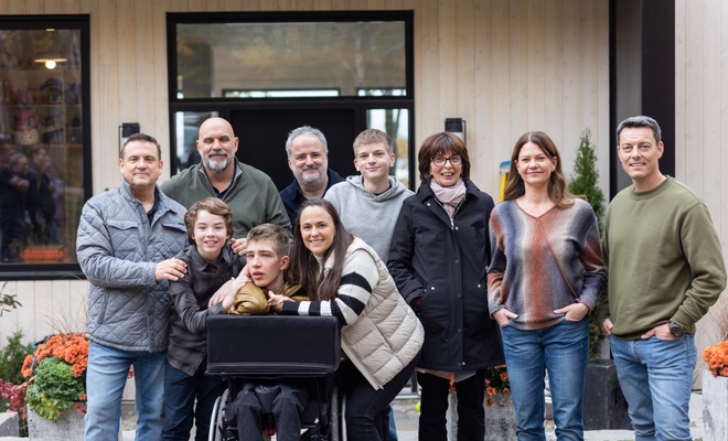 Image de l'article Vidéo : Esprit de famille sur le plateau de tournage de la 2e saison d' «À propos d'Antoine »