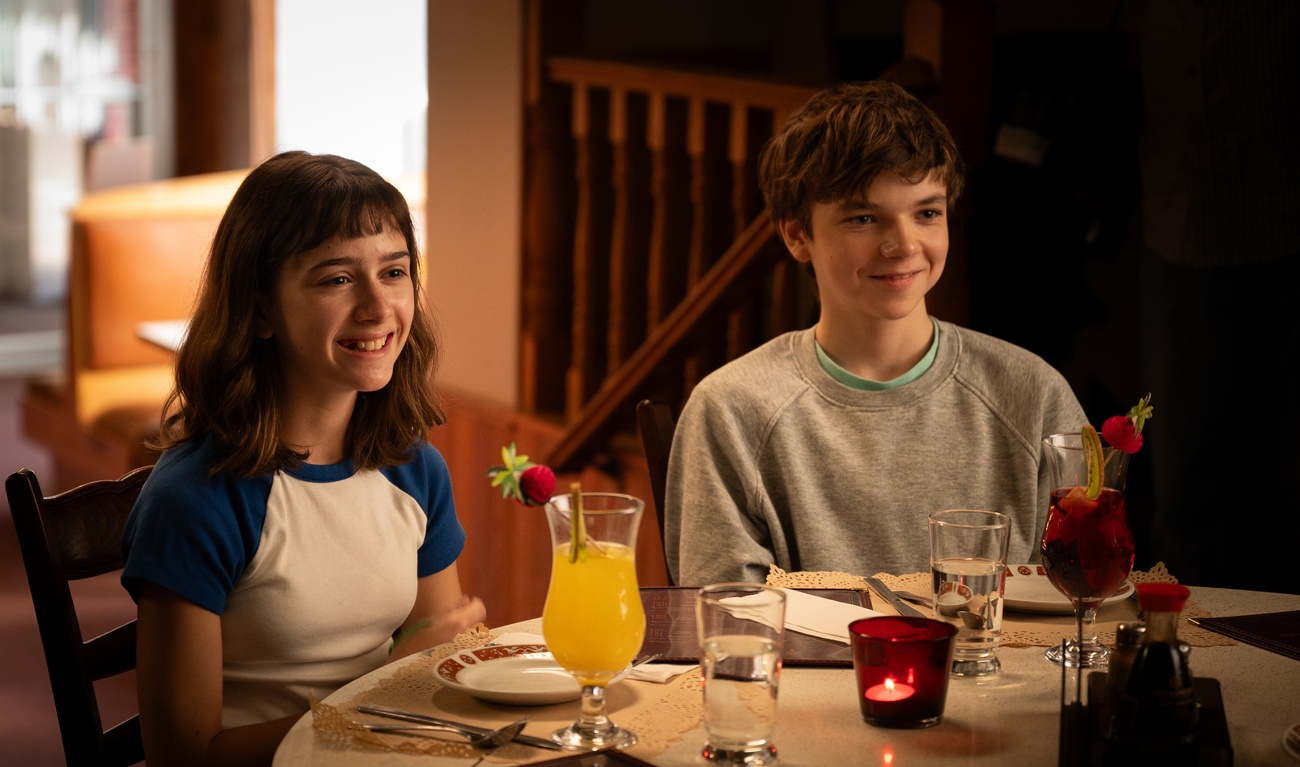 Juliette Aubé et Étienne Cardin sur le plateau du film Ma belle-mère est une sorcière