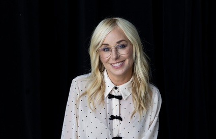 Image de l'article Mariloup Wolfe pose sur un tapis rouge avec son fils qui a bien grandi