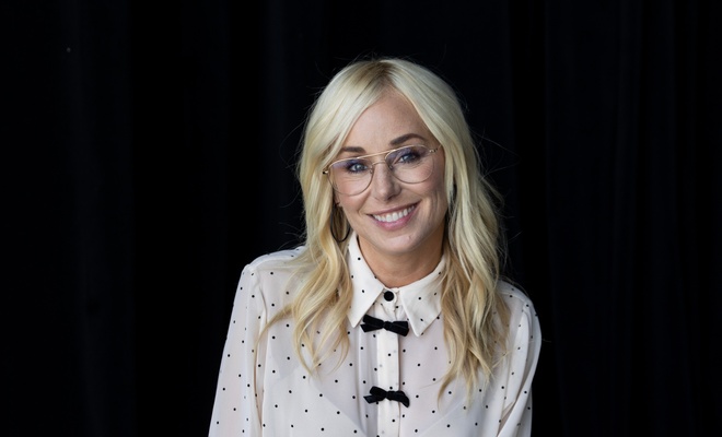 Image de l'article Mariloup Wolfe pose sur un tapis rouge avec son fils qui a bien grandi
