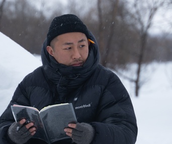 Image du film Two Seasons, Two Strangers