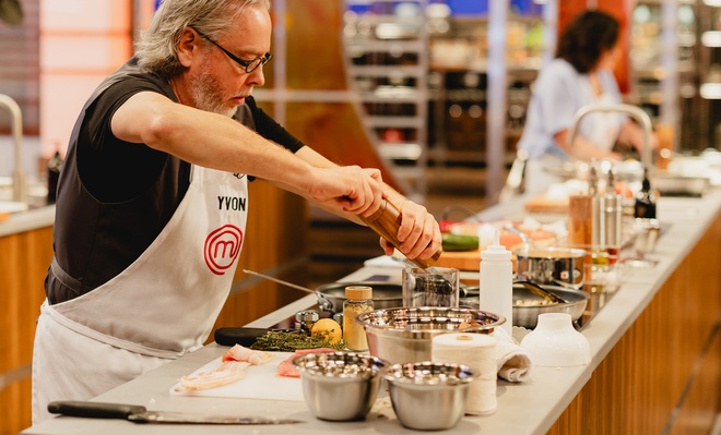 <em style="color: rgb(71, 85, 105);">Masterchef Québec</em>