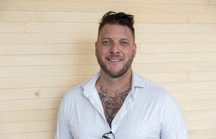 Image de l'article Mathieu Baron pose avec son amoureuse et annonce un nouveau projet télé
