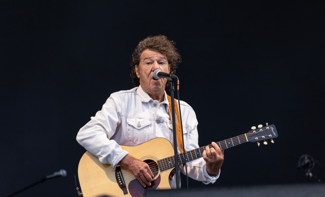 Image de l'article L'infatigable Robert Charlebois affronte le vent pour un spectacle devancé au FEQ