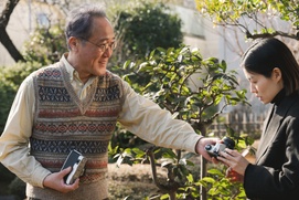 Image du film Two Seasons, Two Strangers