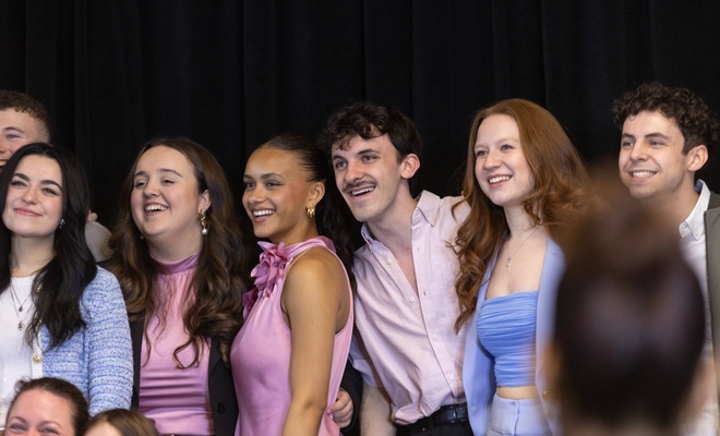 Image de l'article Cette académicienne pose pour Simons