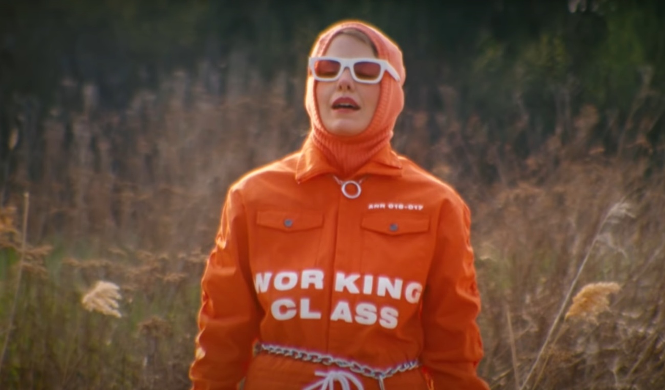 Coeur de pirate dans le clip de la chanson « Plan à trois »