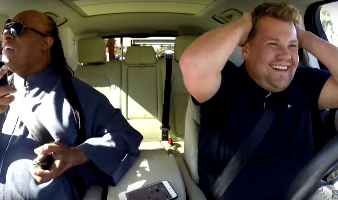 Stevie Wonder fait pleurer l'animateur James Corden