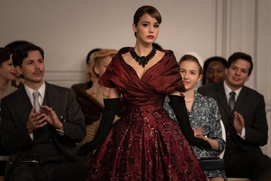 Une scène du film Mrs. Harris Goes to Paris