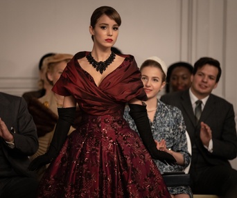 Une scène du film Mrs. Harris Goes to Paris