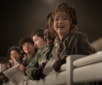 Une scène du film Mrs. Harris Goes to Paris