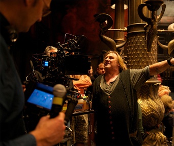 Sur le plateau du film L'homme qui rit