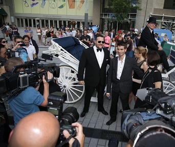 Sur le tapis rouge de Louis Cyr : L'homme le plus fort du monde