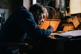Une scène du film The Forger