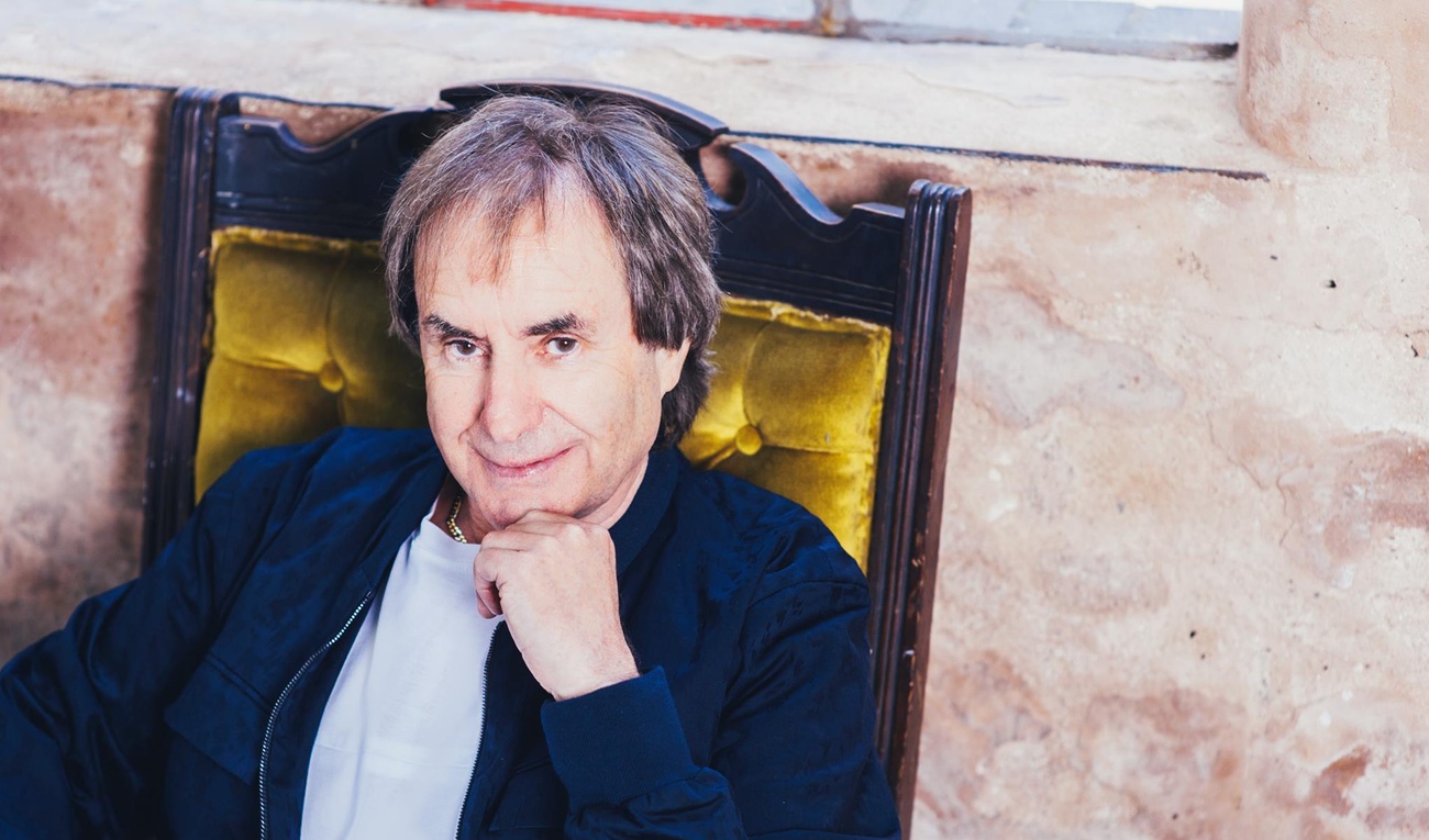 Chris De Burgh lance des fleurs à l'équipe d'En direct de l'univers
