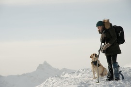 Une scène du film The Mountain Between Us Une scène du film The Mountain Between Us
