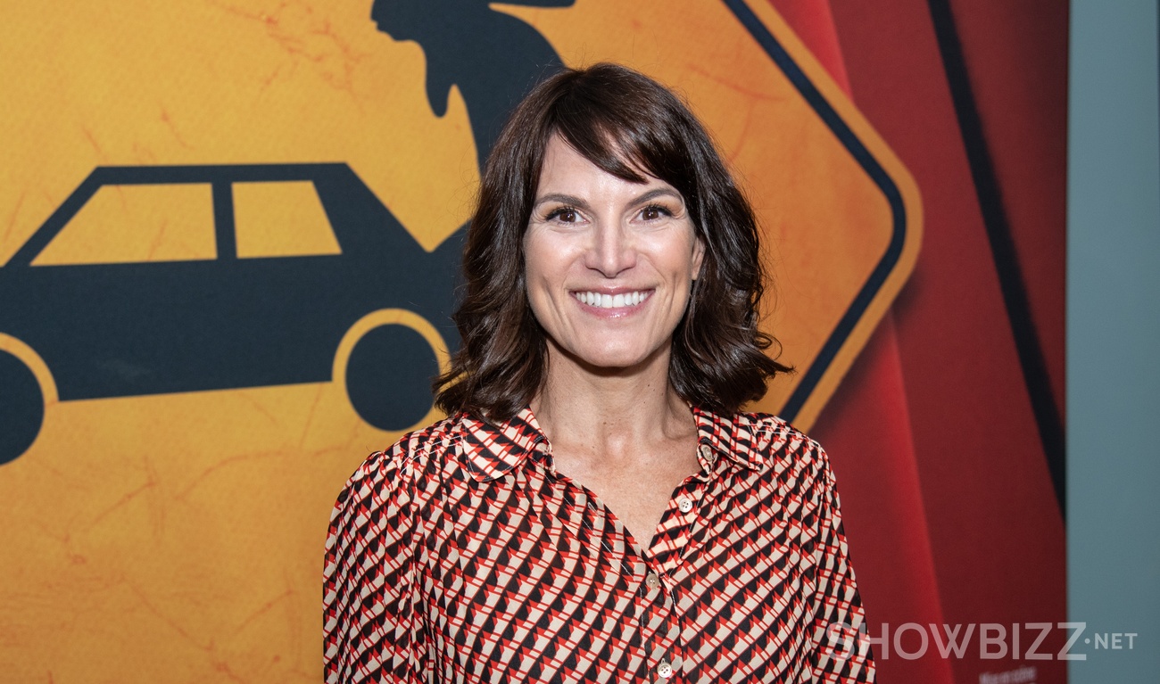 Image de l'article Photos : Julie Marcoux était très élégante dans sa robe cintrée lors de son mariage