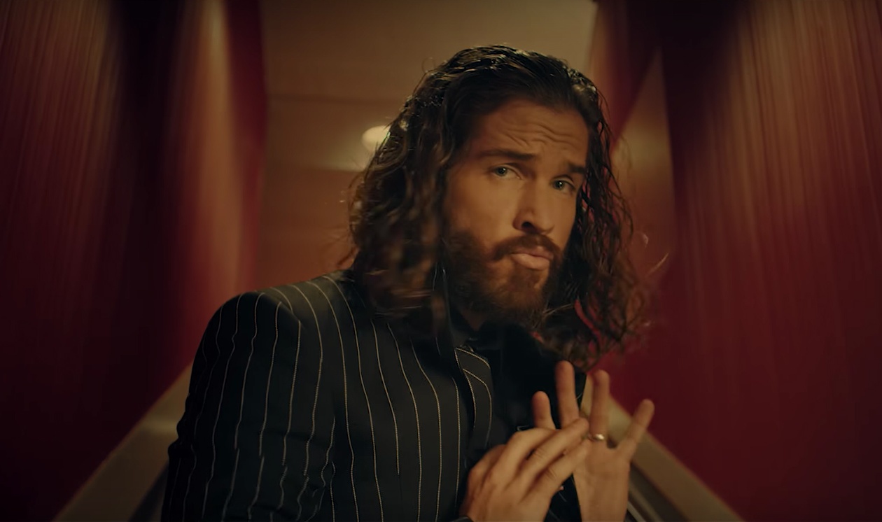 On adore le nouveau vidéoclip suggestif de Claude Bégin