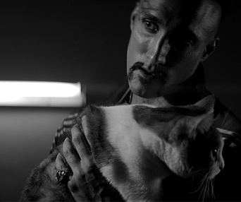 Une scène du film A Girl Walks Home Alone at Night