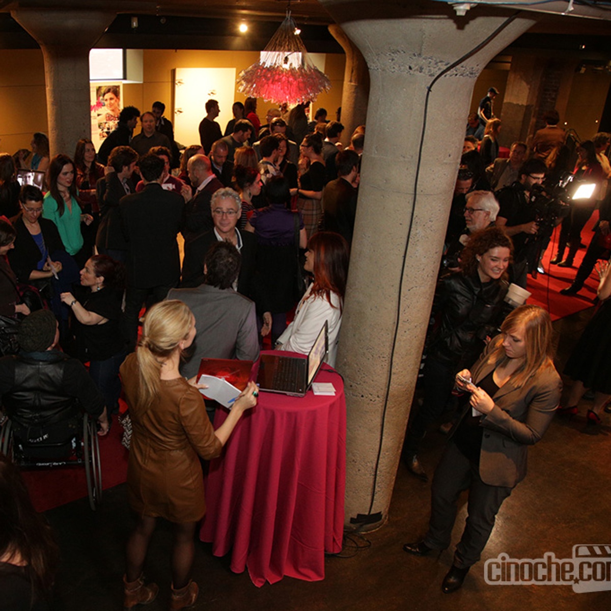 Sur le tapis rouge du film Émilie