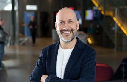 Image de l'article Vidéo : Martin Matte aide sa mère à regarder «Vitrerie Joyal» et c'est hilarant!