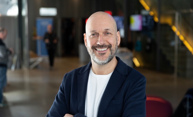 Image de l'article Vidéo : Martin Matte aide sa mère à regarder «Vitrerie Joyal» et c'est hilarant!