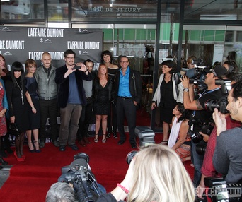 Sur le tapis rouge du film L'affaire Dumont