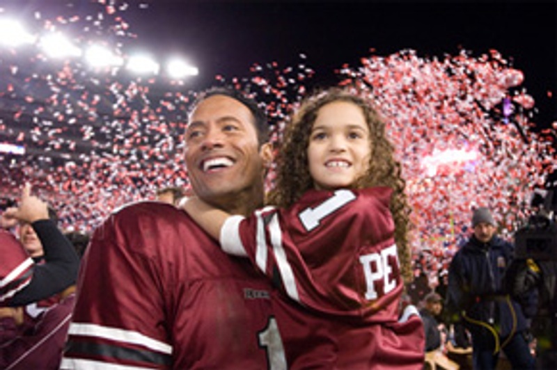 The Rock et Madison Pettis dans The Game Plan