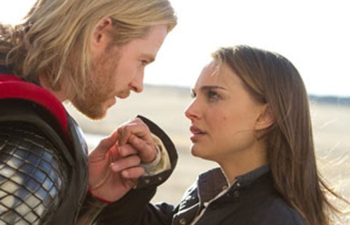 Natalie Portman et Chris Hemsworth dans le film Thor
