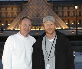 L'auteur Dan Brown et Ron Howard devant le Louvre