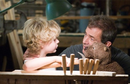 Mel Gibson et Riley Thomas Stewart dans le film The Beaver