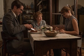 Une scène du film Mrs. Harris Goes to Paris