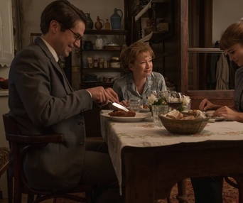 Une scène du film Mrs. Harris Goes to Paris