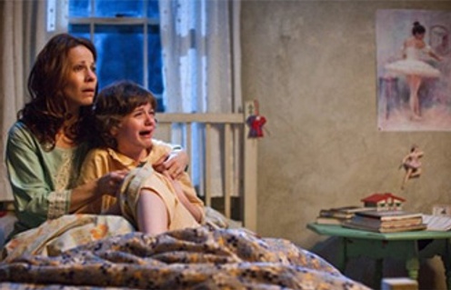 Lili Taylor et Joey King dans The Conjuring