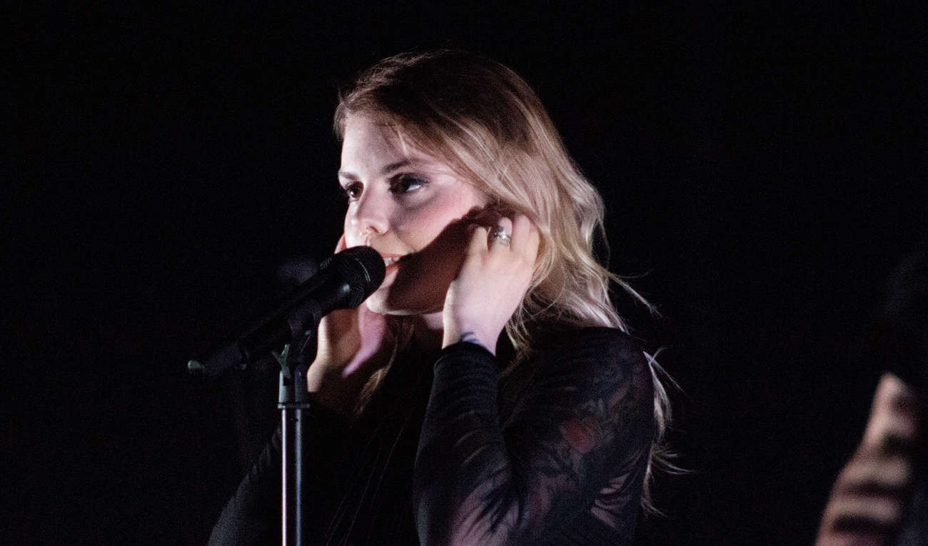 Coeur de pirate éblouie le Grand Théâtre par son charme et son contrôle