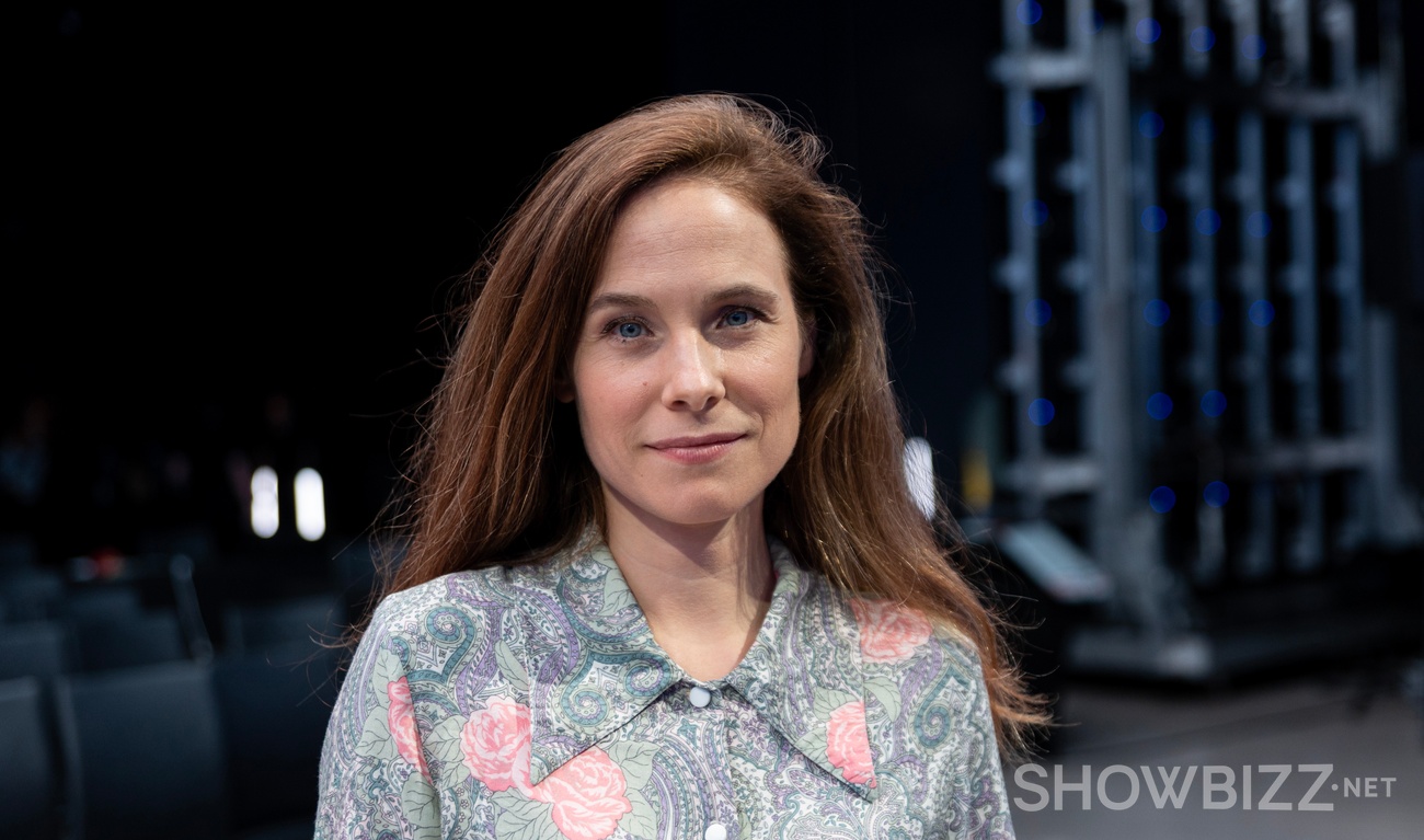 Image de l'article Caroline Dhavernas et son amoureux Maxime Le Flaguais posent ensemble sur un tapis rouge