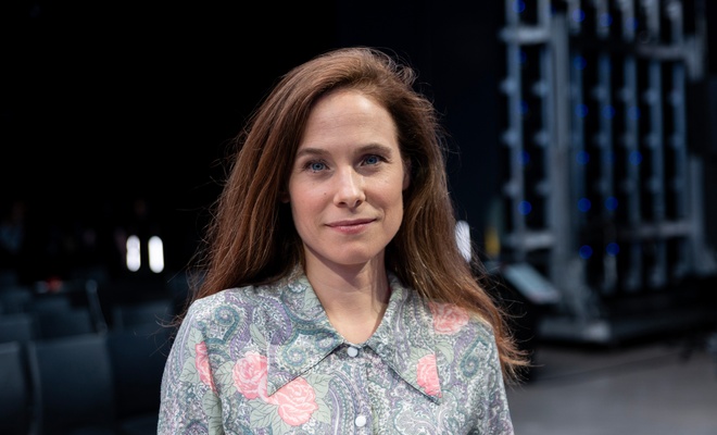 Image de l'article Caroline Dhavernas et son amoureux Maxime Le Flaguais posent ensemble sur un tapis rouge