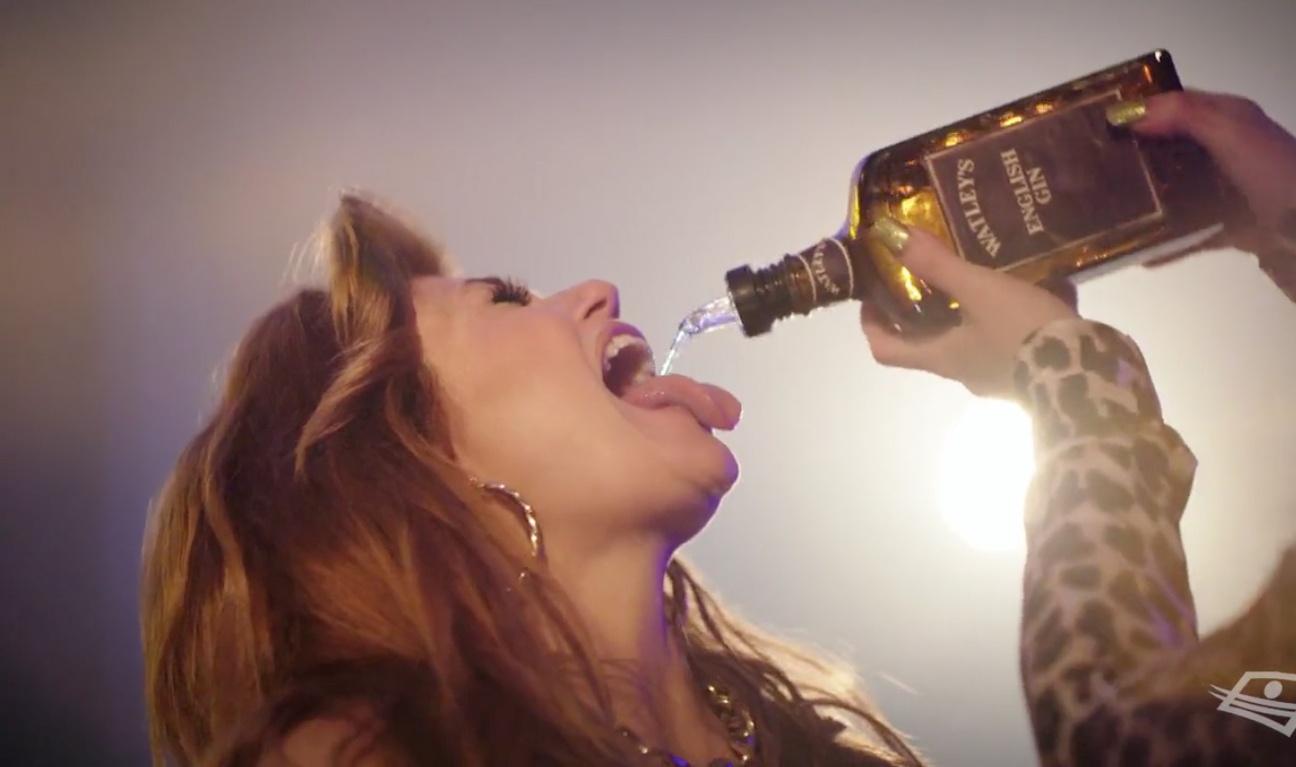 Like-Moi offre une délicieuse parodie de Barmaids