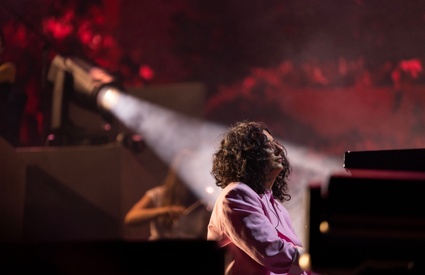 Image de l'article Alexandra Stréliski offre un moment magique aux finalistes de «Piano public »