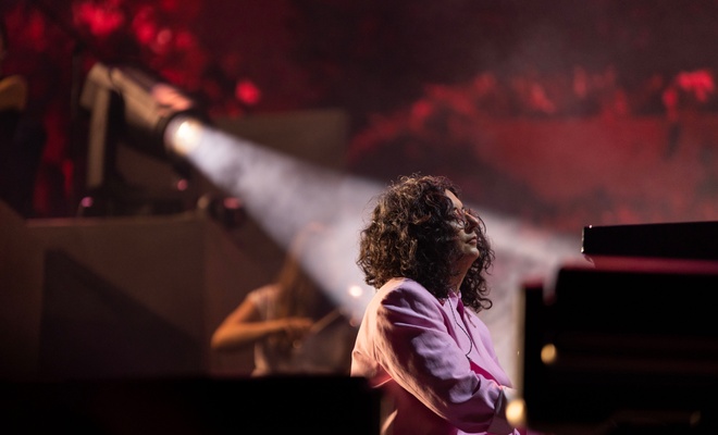 Image de l'article Alexandra Stréliski offre un moment magique aux finalistes de «Piano public »