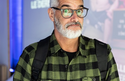 Image de l'article Réal Béland partagera l'écran avec ses quatre filles et sa conjointe : voyez une photo de famille