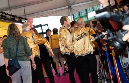 Image de l'article Un tapis rose bondé de vedettes pour la première de l'hommage à RBO par le Cirque du Soleil